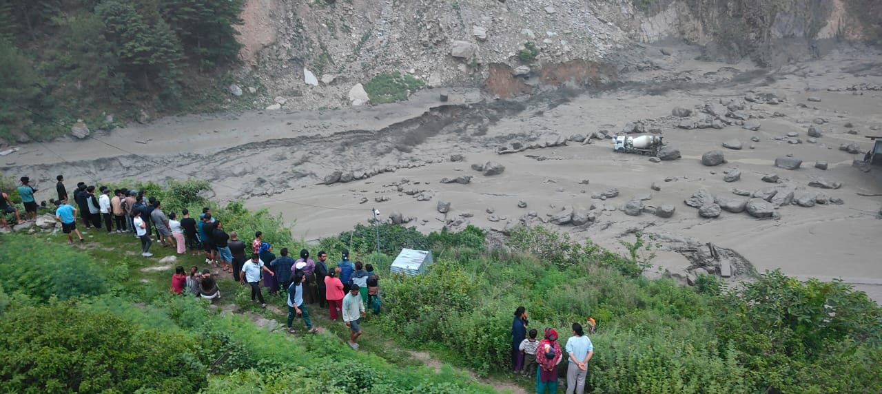 रसुवा बाढी अपडेटः २० जना बेपत्ता, ६४ वटा गाडी बगे