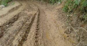 निर्माण कम्पनीको ढिलासुस्तीले बेलौरी–कलुवापुर सडकमा यात्रुलाई सास्ती