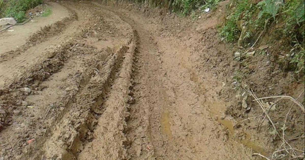 निर्माण कम्पनीको ढिलासुस्तीले बेलौरी–कलुवापुर सडकमा यात्रुलाई सास्ती