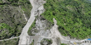 फापरखेतको पहिरोको विकल्पमा बेलिब्रिज बनाउने योजना अन्यौलमा