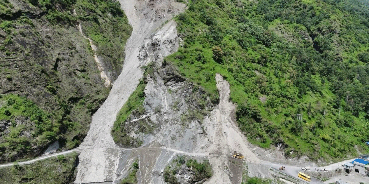 फापरखेतको पहिरोको विकल्पमा बेलिब्रिज बनाउने योजना अन्यौलमा