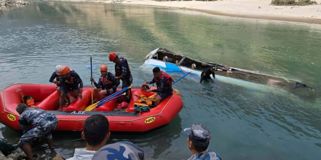रामेछाप बस दुर्घटना अपडेट : मृतकको संख्या १२ पुग्यो, ७ जनालाई काठमाडौँ ल्याइयो