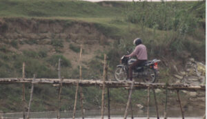 पुल नहुँदा जोखिमपूर्ण यात्रा : बाँसको पुलमै निर्भर मर्चवारका बासिन्दा