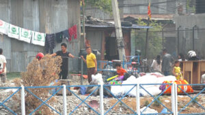 डोजर चल्ने भएपछि सुकुम्बासीले खाली गर्न थाले बस्ती