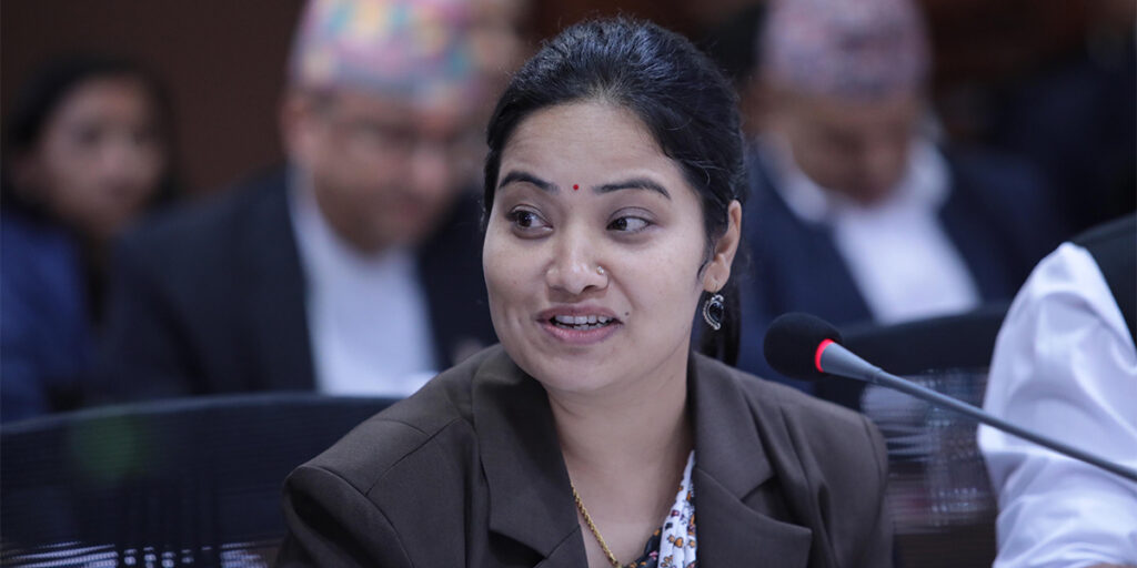 कर्मचारीले राजनीति गरे जागिर चट!