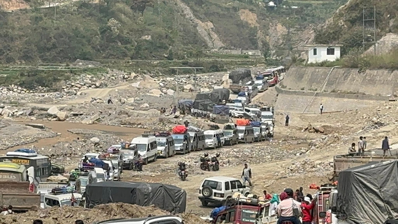 साँझ ५ बजेदेखि बिहान ५ बजेसम्म बिपी राजमार्ग बन्द, अर्को सूचना नआएसम्म सवारी सञ्चालनमा रोक